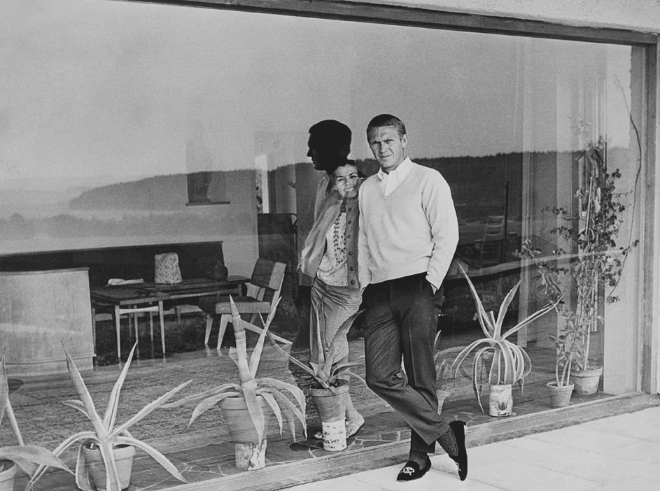 Amerikanischer Schauspieler Steve McQueen (1930 - 1980) und seine erste Frau, Schauspielerin Neile Adams, durch ein Fenster getrennt, circa 1965. | Quelle: Getty Images Steve McQueen in der Fifth Avenue in New York am 1. Januar 1970 gesichtet. | Quelle: Getty Images