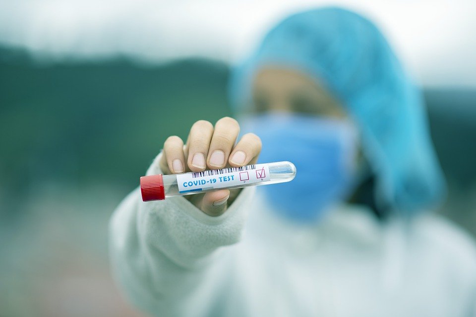 Enfermera mostrando un tubo de ensayo para pruebas covid. | Foto: Pixabay