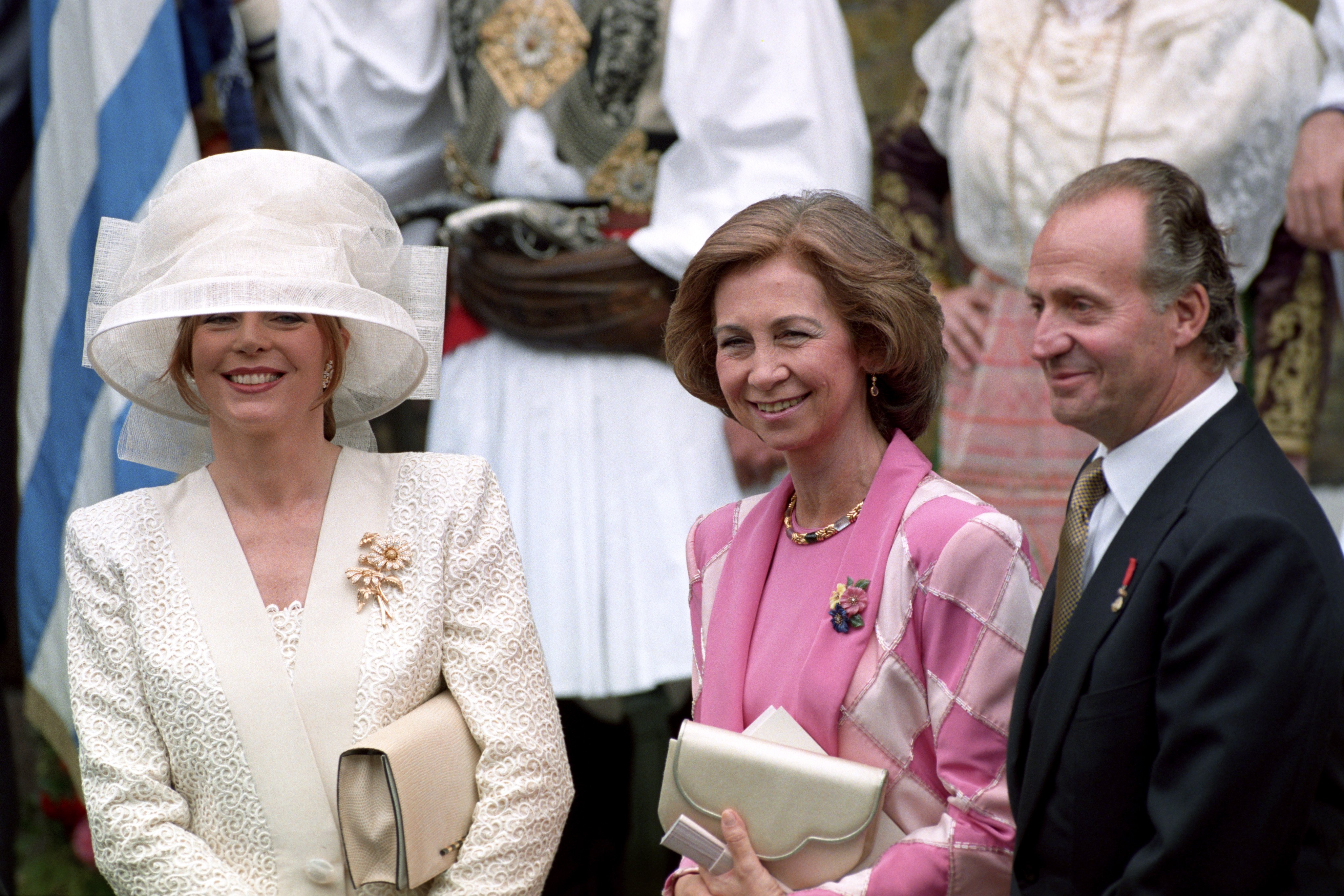 Reina Noor de Jordania, Reina Sofía y Rey Juan Carlos de España en Londres en 1995. | Foto: Getty Images