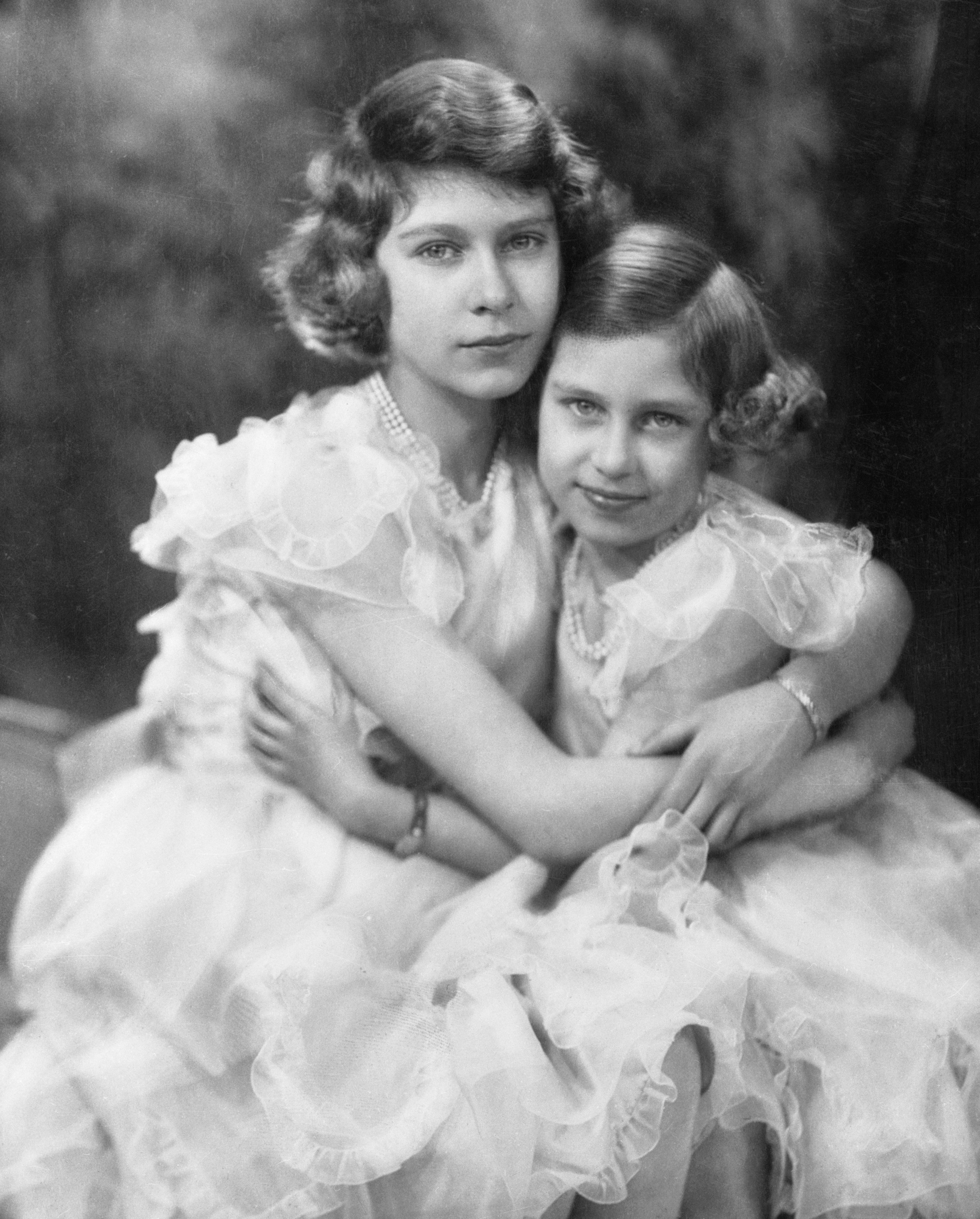 Porträt von Prinzessin Margaret und dann Prinzessin Elizabeth am 17. April 1940 | Quelle: Getty Images