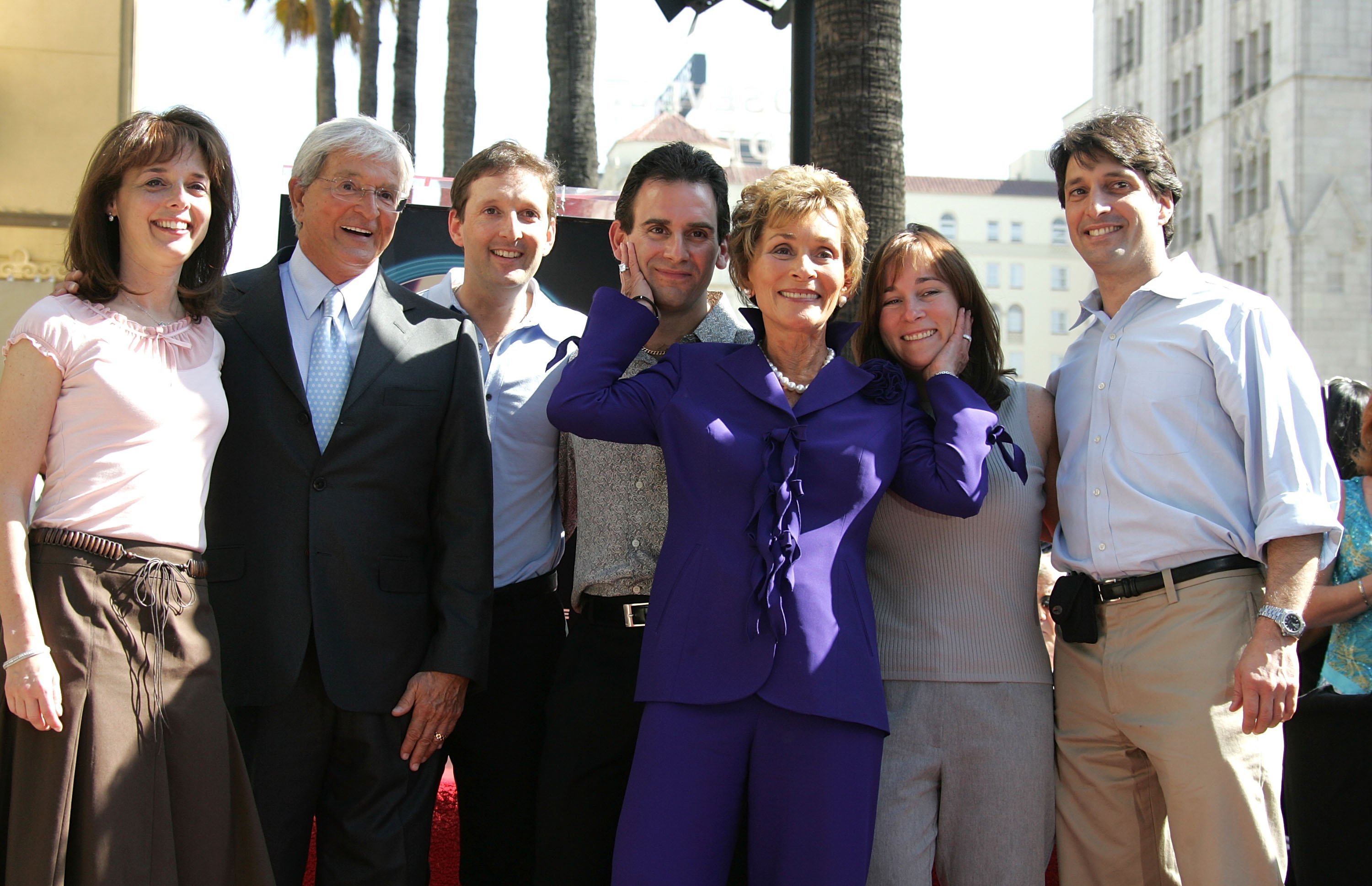 Televizyon realitesi mahkeme salonu yıldızı Yargıç Judy Sheindlin, 14 Şubat 2006'da Hollywood, California'da Hollywood Walk of Fame'de 2304 yıldızını alırken ailesiyle birlikte poz veriyor.  |  Kaynak: Getty Images
