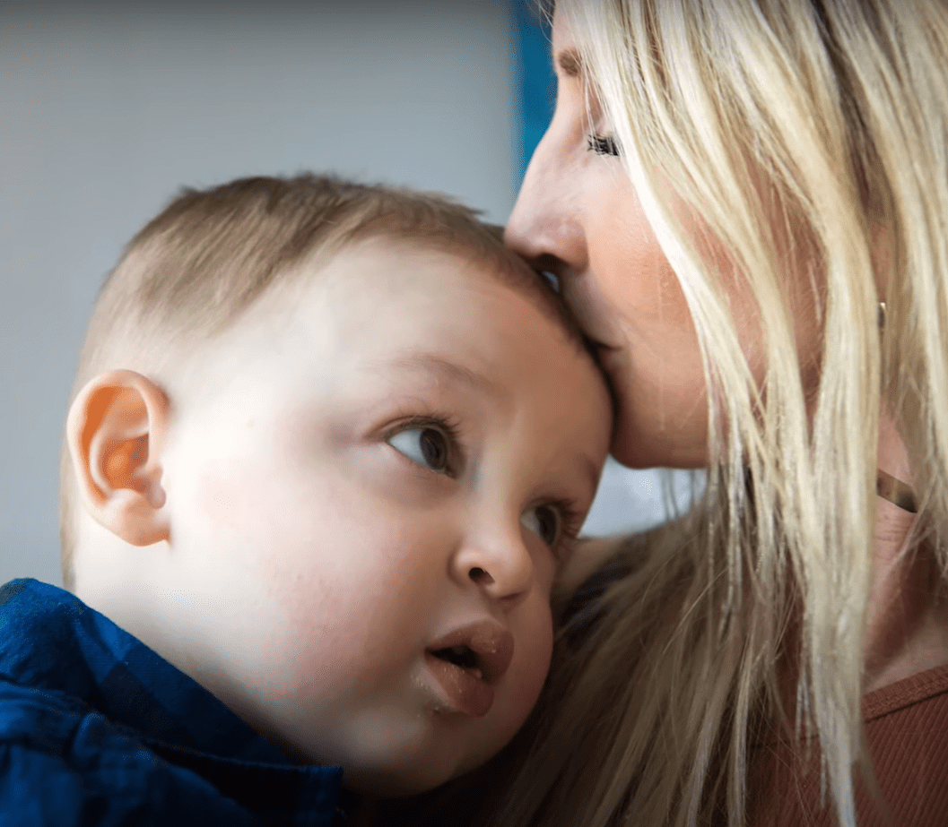 Ashley Shoemaker besa a su hijo. | Foto: Youtube/Good Morning America
