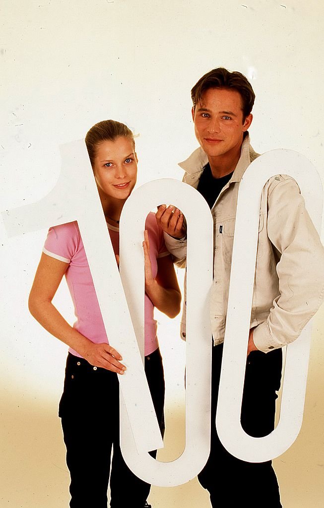 Valerie Niehaus und Andreas Brucker für die ARD-Serie "Verbotene Liebe", 100. Folge am 02.05.1995 in Köln, Deutschland. (Photo by Peter Bischoff) I Source: Getty Images