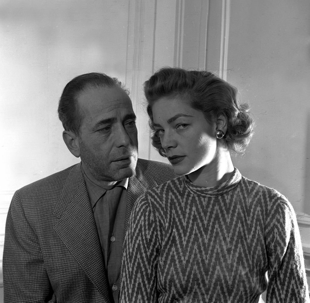 Porträt des amerikanischen Filmschauspielers Humphrey Bogart mit seiner Schauspielerin Frau Lauren Bacall im Savoy in London, 1951. | Quelle: Getty Images