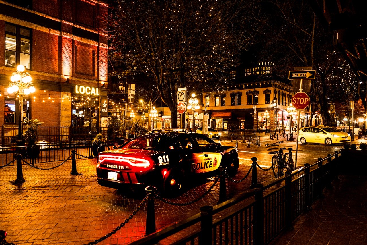 Photo of a police car parked on the street. | Photo: Pexels