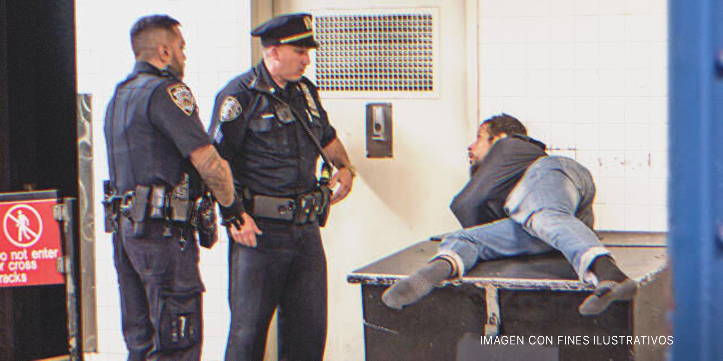 Dos policías y un mendigo | Foto: Shutterstock 