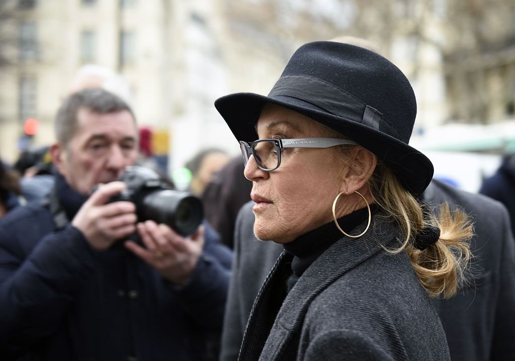 La chanteuse française Sheila assiste à la cérémonie d'inhumation du défunt chanteur français Michel Delpech, le 8 janvier 2016. | Photo : Getty Images