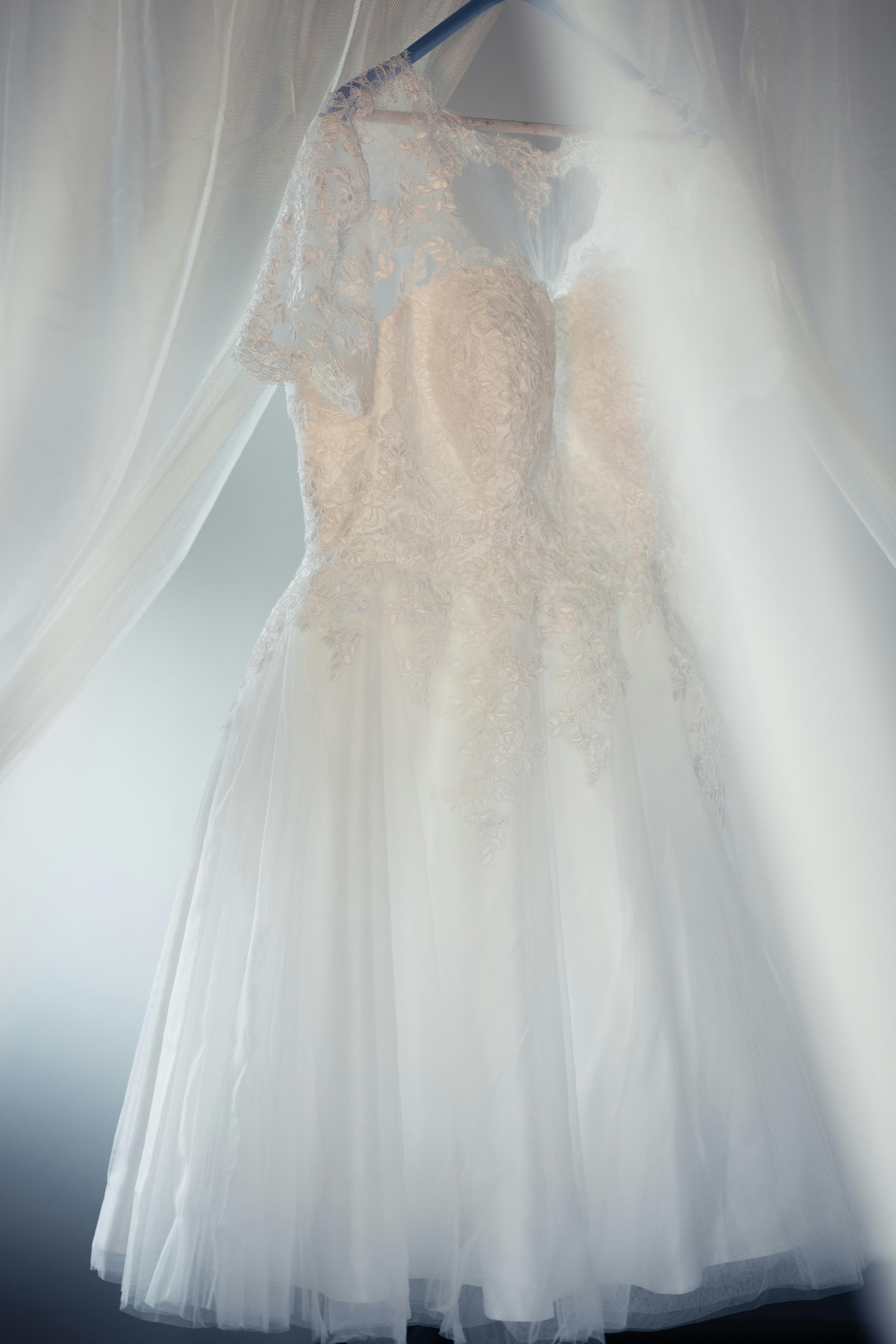 Robe de mariée suspendue | Source : Pexels