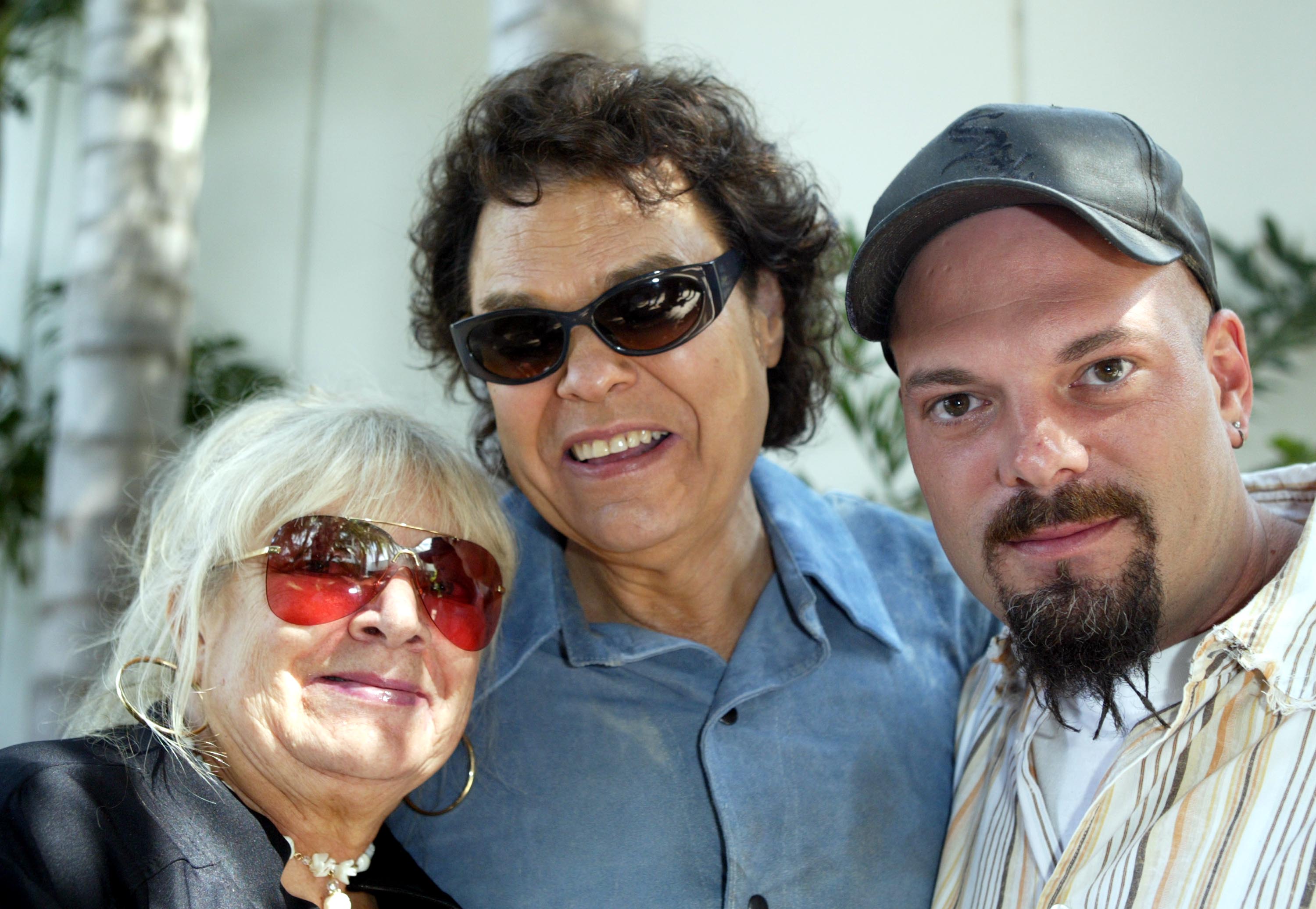 Ronnie Milsap with his wife, Joyce, and son, Todd, at the rehearsals for the Ray Charles tribute evenin | Photo: Getty Images