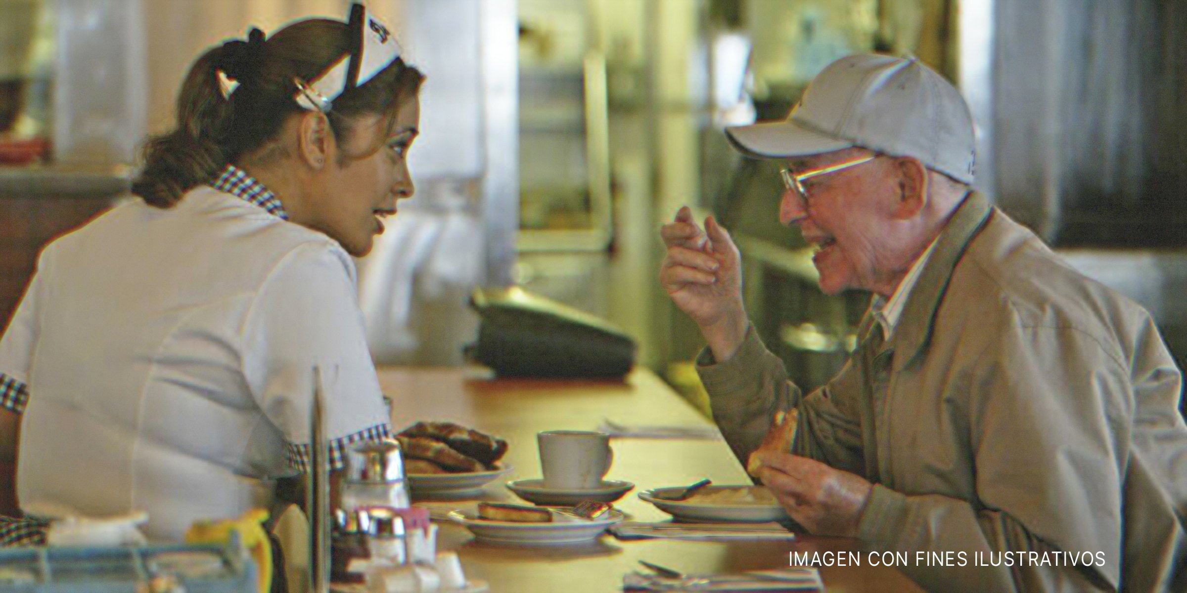 Camarera hablando con un anciano | Foto: Getty Images