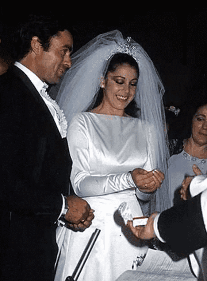 Isabel Pantoja y el torero Francisco Rivera, 'Paquirri', en Sevilla, durante su boda, el 30 de abril de 1983, en Sevilla. | Foto: YouTube/MegaMag