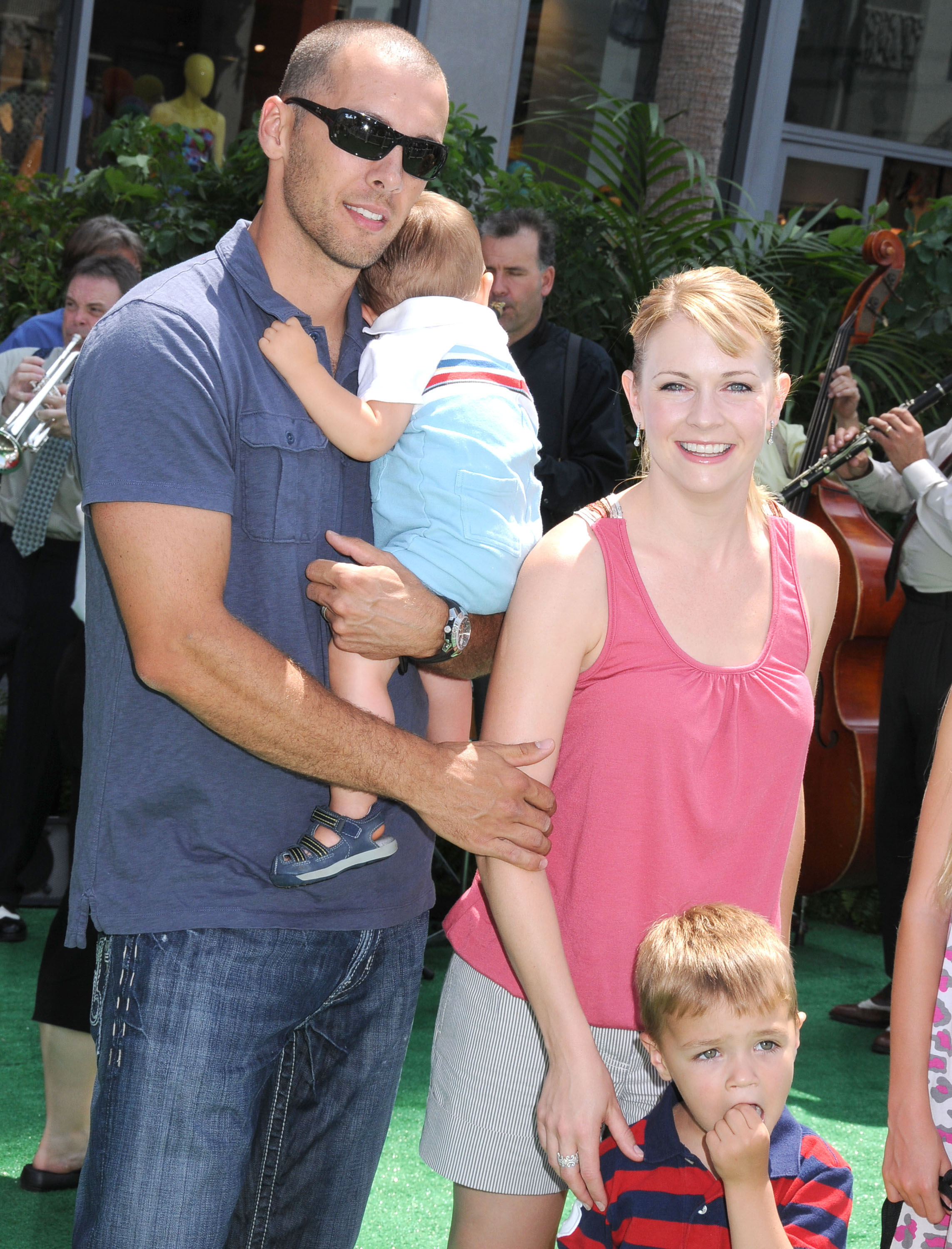 Mark Wilkerson, Melissa Joan Hart, and their kids, Mason and Braydon at the premiere of "UP" in Hollywood, California, on May 16, 2009. | Source: Getty Images