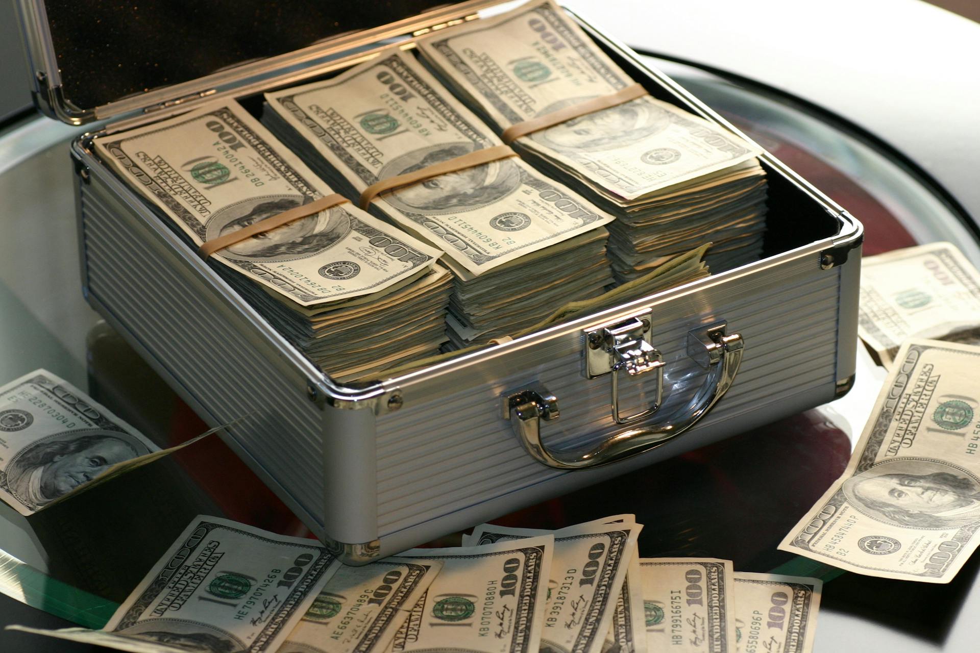 A briefcase full of money | Source: Pexels