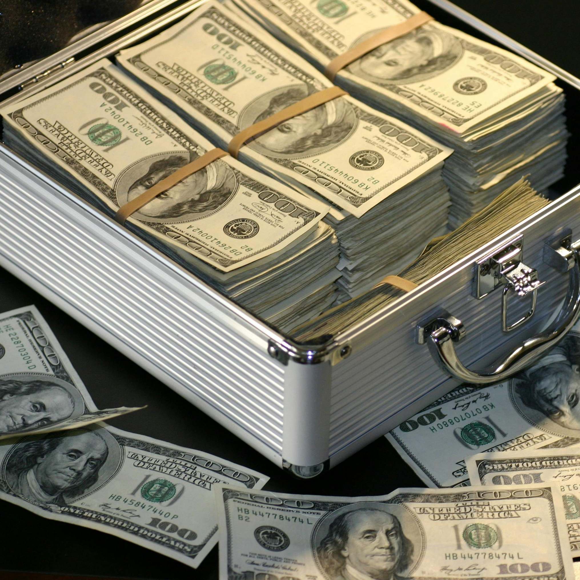 A briefcase loaded with dollar bills | Source: Pexels