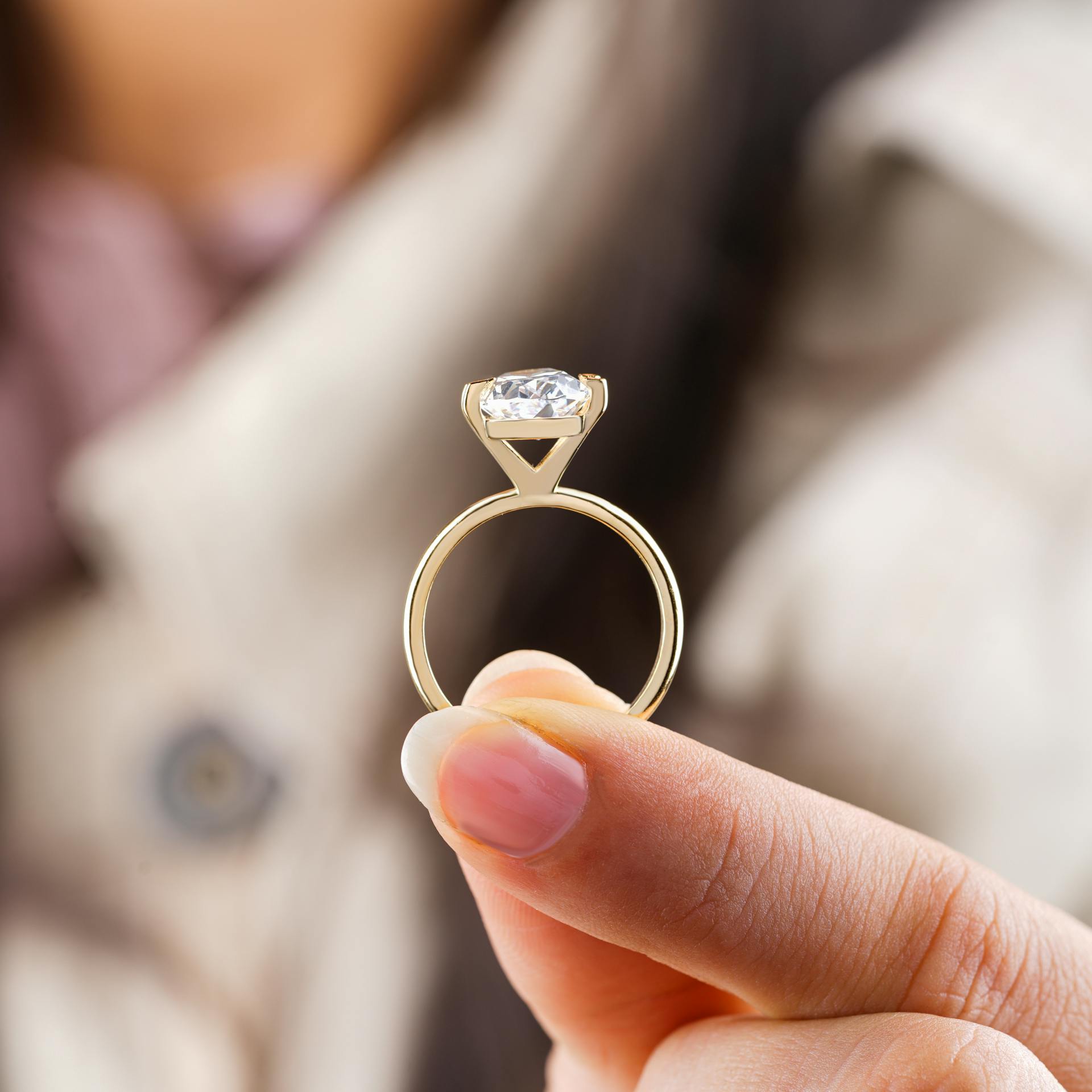 A woman holding a ring | Source: Pexels