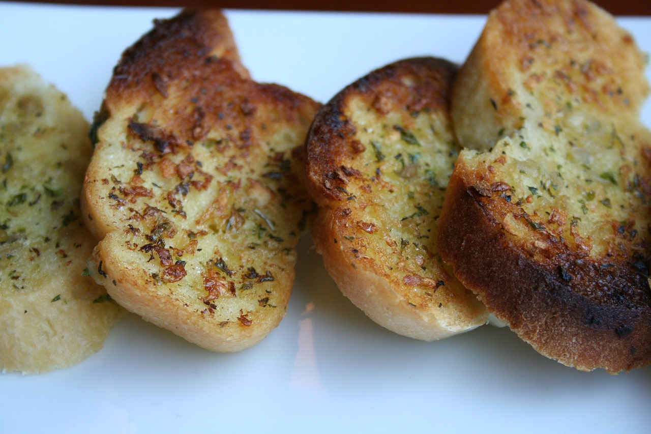 Homemade garlic bread | Source: Pixabay