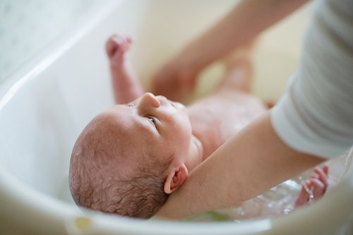Baby being bathed. | Photo: Shutterstock