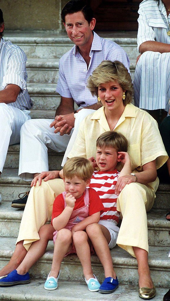 Los príncipes de Gales de vacaciones con sus hijos, los príncipes William y Harry, en el palacio Marivent, agosto de 1987. | Foto: Getty Images