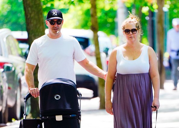  Amy Schumer and Chris Fischer take baby Gene Attell Fischer and their dog to the park in New York City | Photo: Getty Images