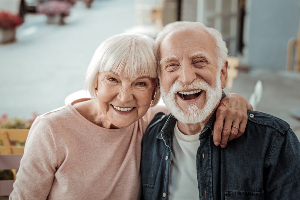 A nice elderly couple smiling. | Photo: Shutterstock