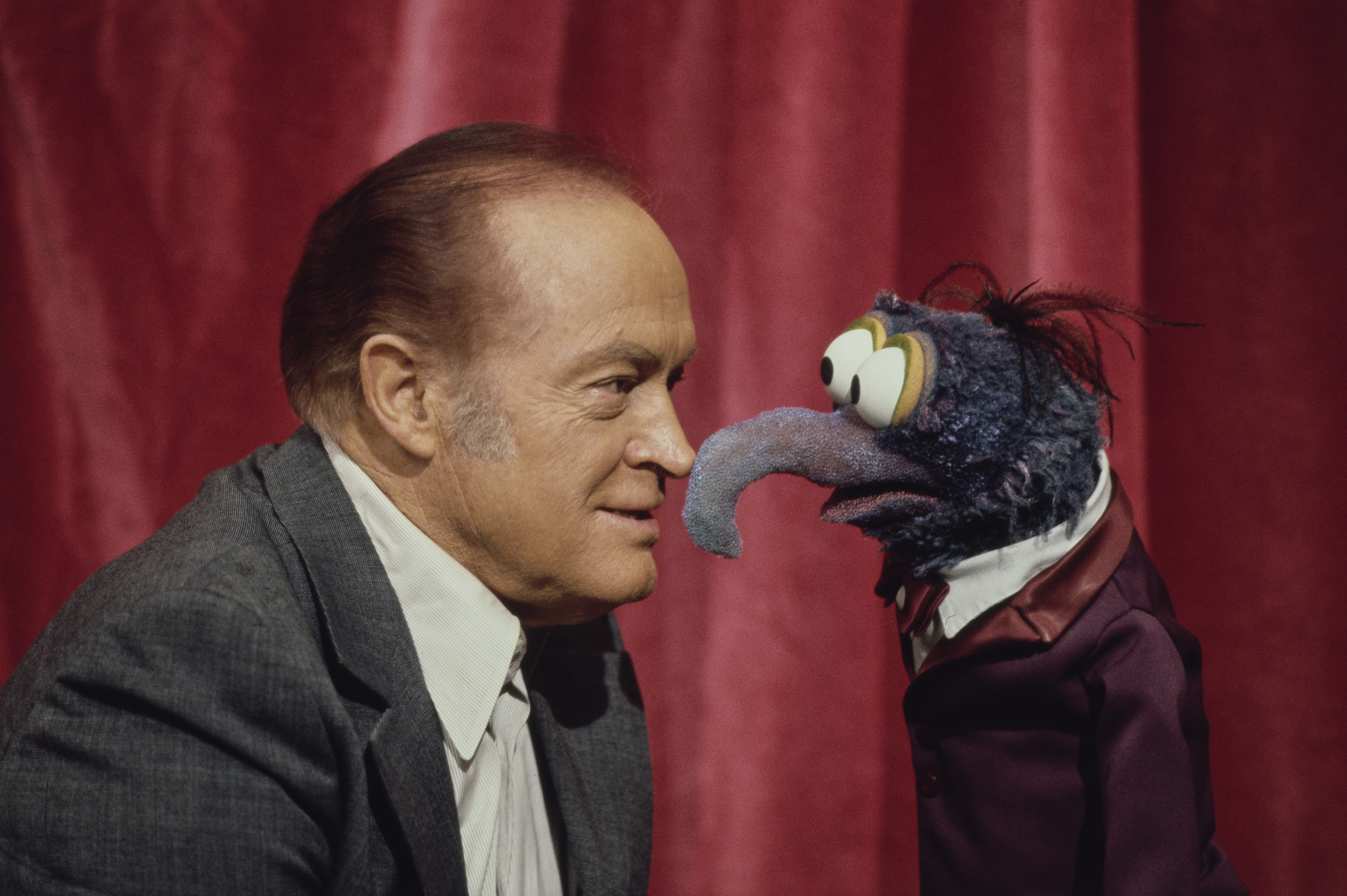 Bob Hope and Gonzo the Muppet at the Elstree Studios in London, December 5th 1977 | Source: Getty Images