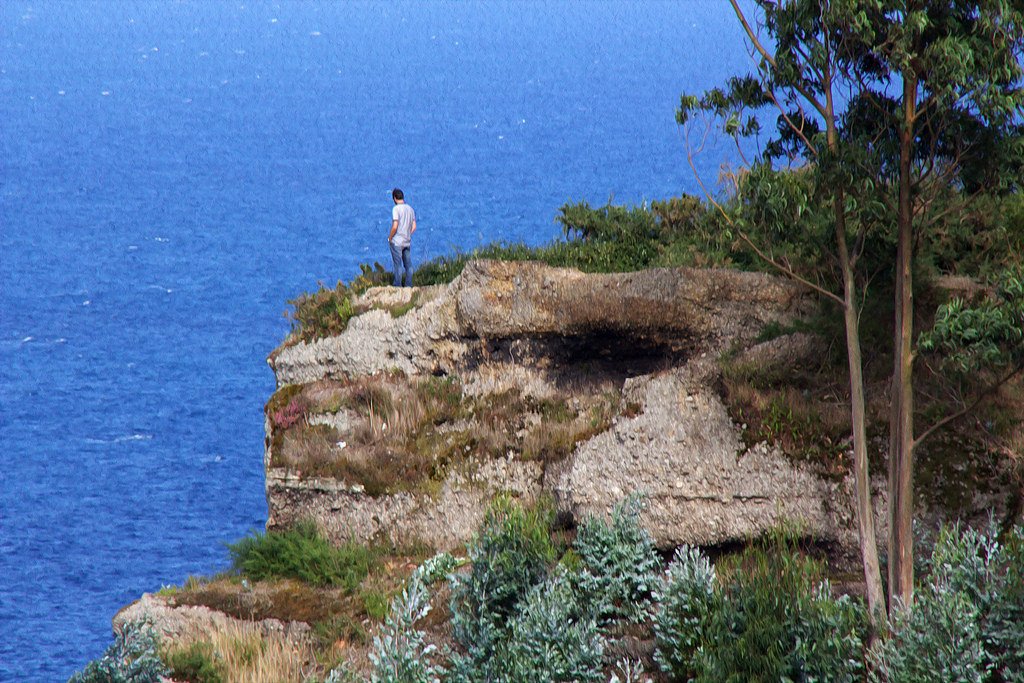 Hombre a la orilla de un acantilado.| Imagen: Flickr