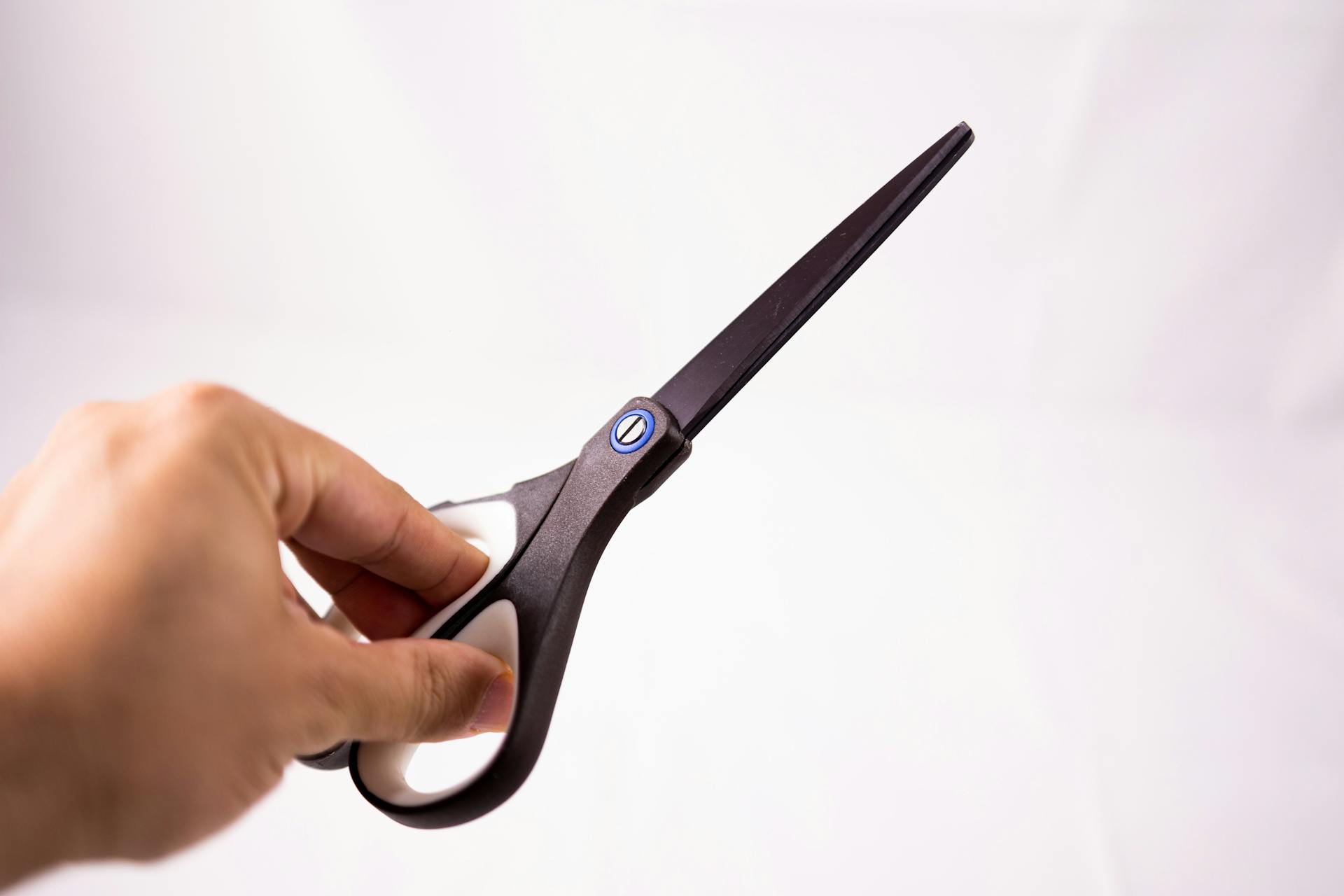 A person holding a pair of scissors | Source: Pexels