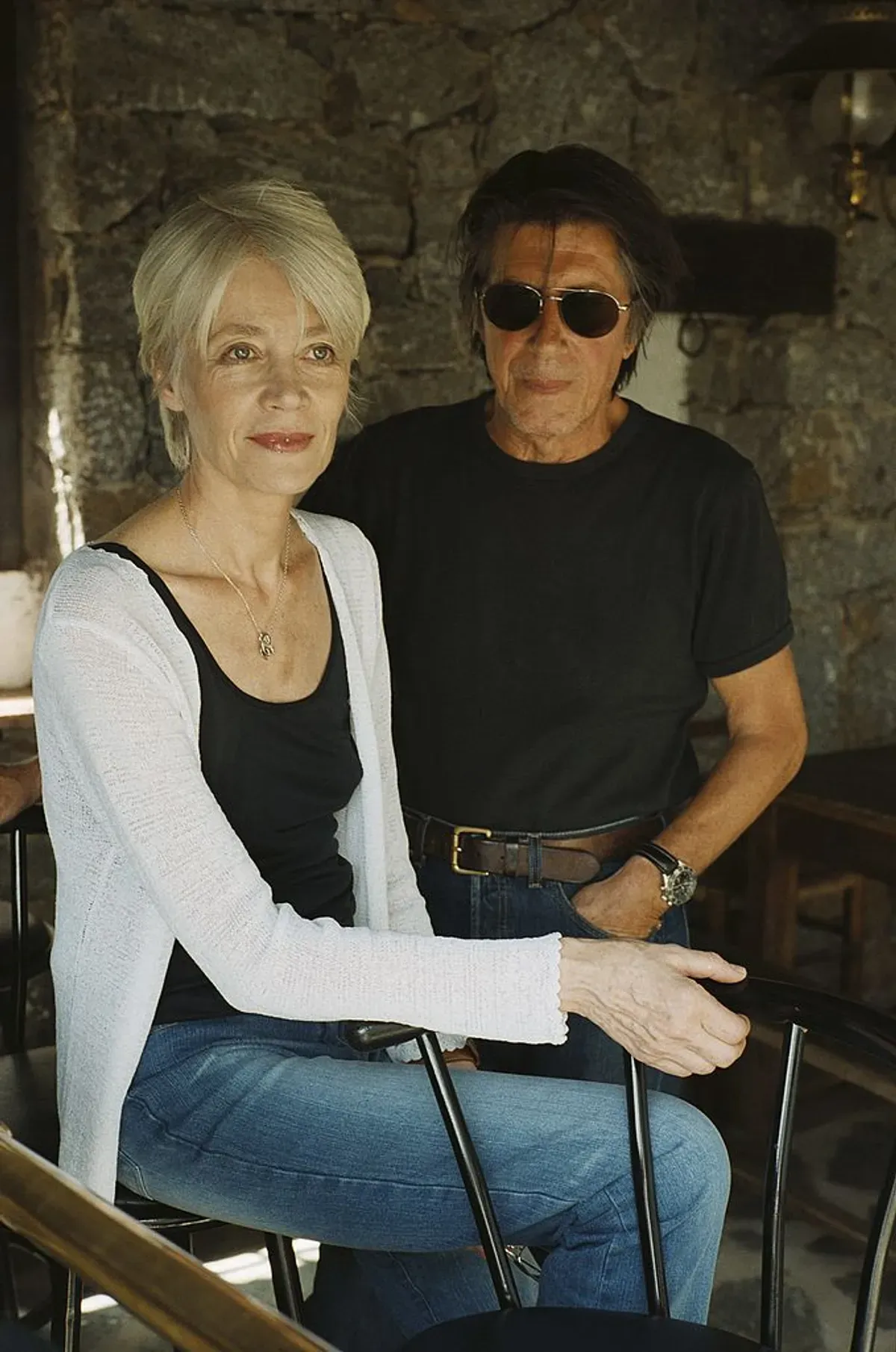 Jacques DUTRONC et Françoise HARDY dans leur maison de Monticello en Haute-Corse: le couple côte à côte près du bar installé sur la terrasse. | Photo : Getty Images