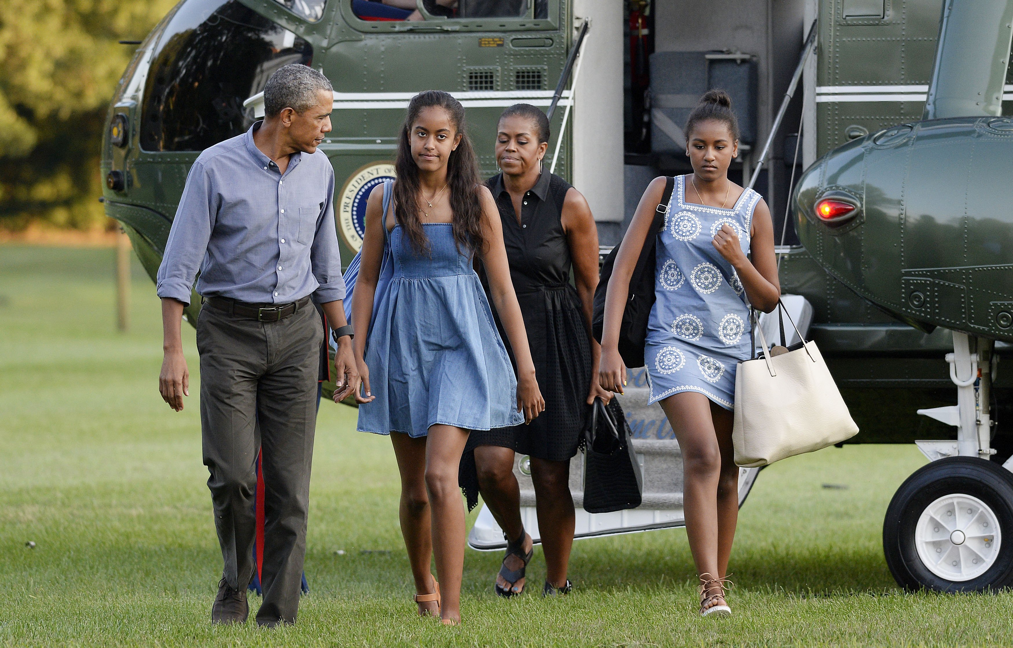  Barack and Michelle Obama, and daughters Sasha and Malia, arrive at the White House August 23, 2015 in Washington, D.C. | Photo: GettyImages