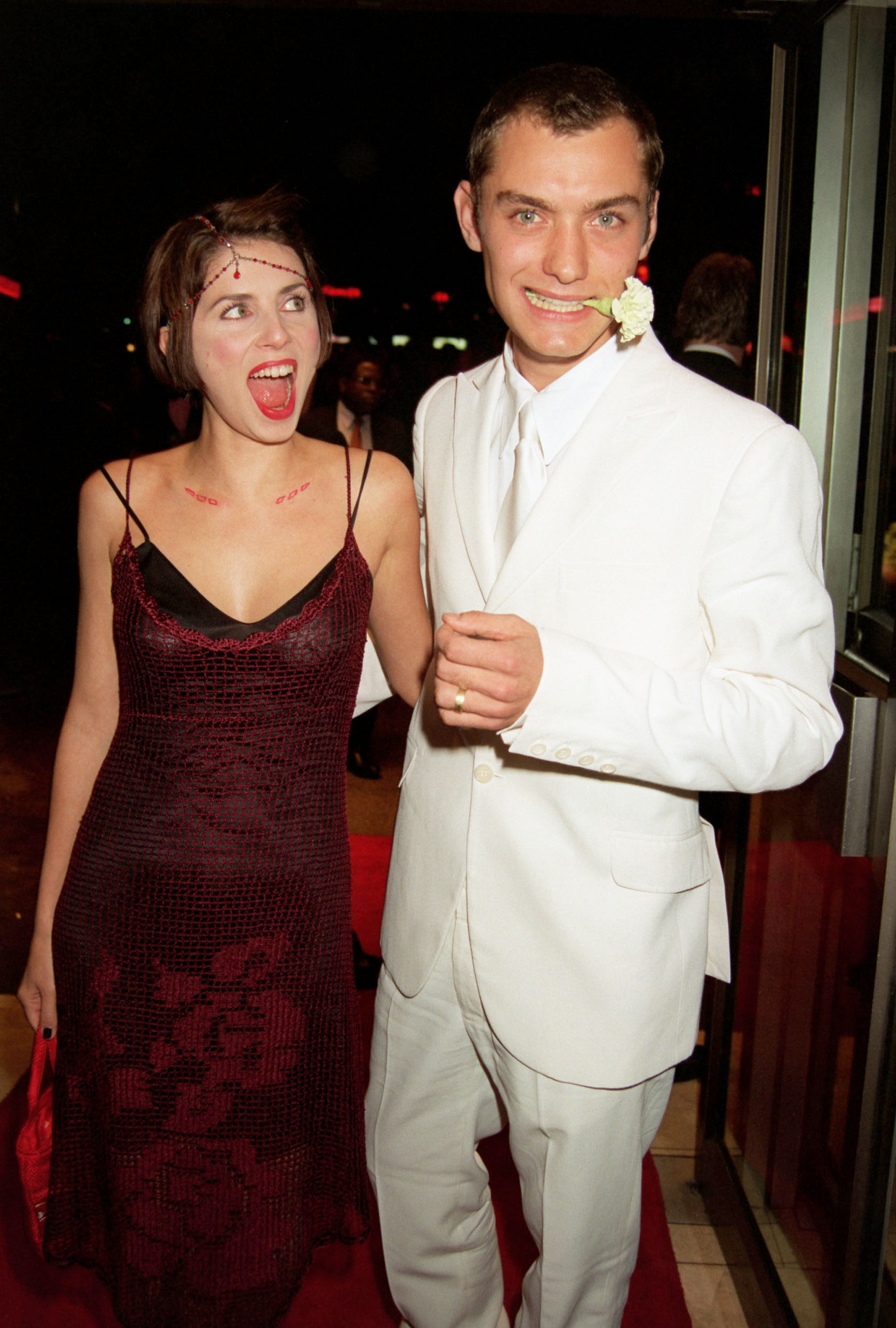 Jude Law and Sadie Frost arrive at the charity premiere of 'Wilde' at the Odeon Leicester Square on October 17, 1997 in London, England | Source: Getty Images