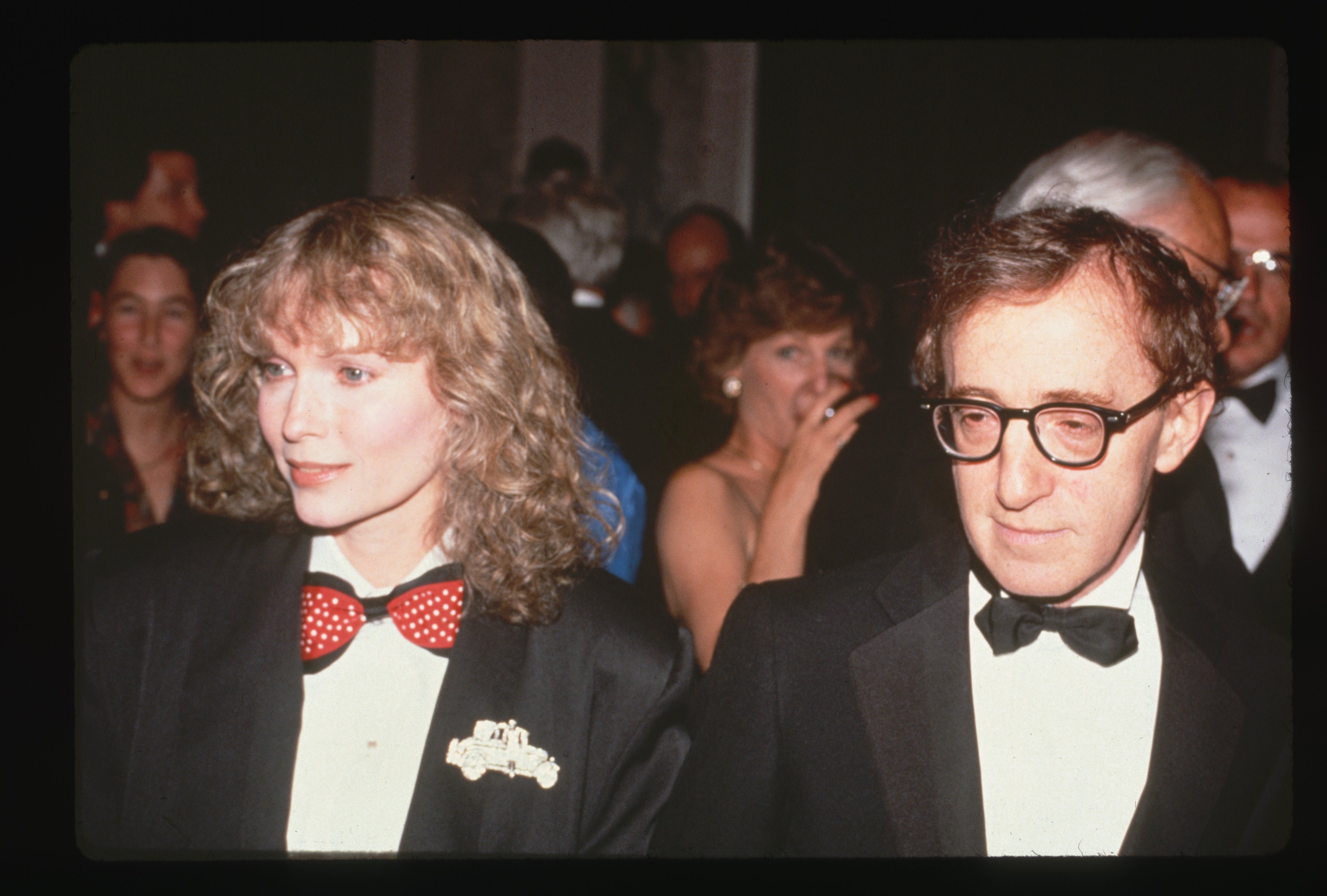 Woody Allen y Mia Farrow en ceremonia de premios en los 80s. | Foto: Getty Images