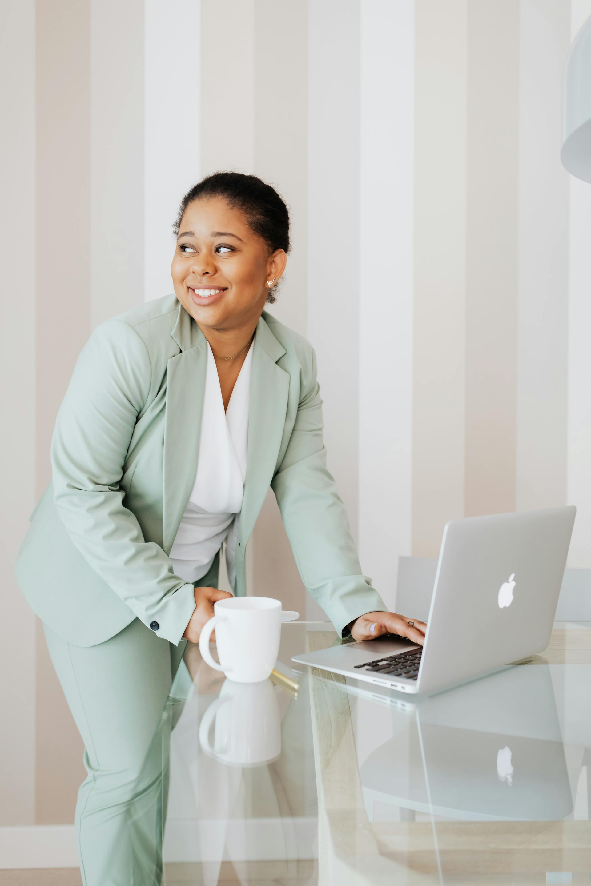 A woman working in an office | Source: Pexels