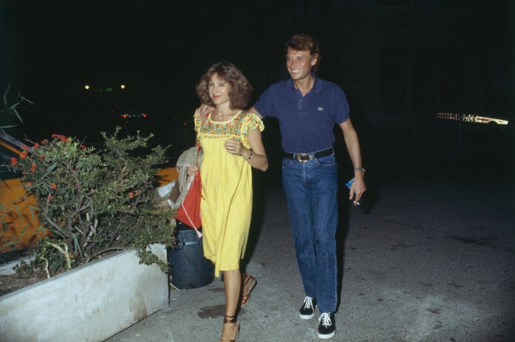 Johnny Hallyday et Nathalie Baye à Fréjus pour la dernière du spectacle du chanteur. Nathalie Baye donnera naissance quelques mois plus tard à leur fille Laura Smet. | Photo : Getty Images