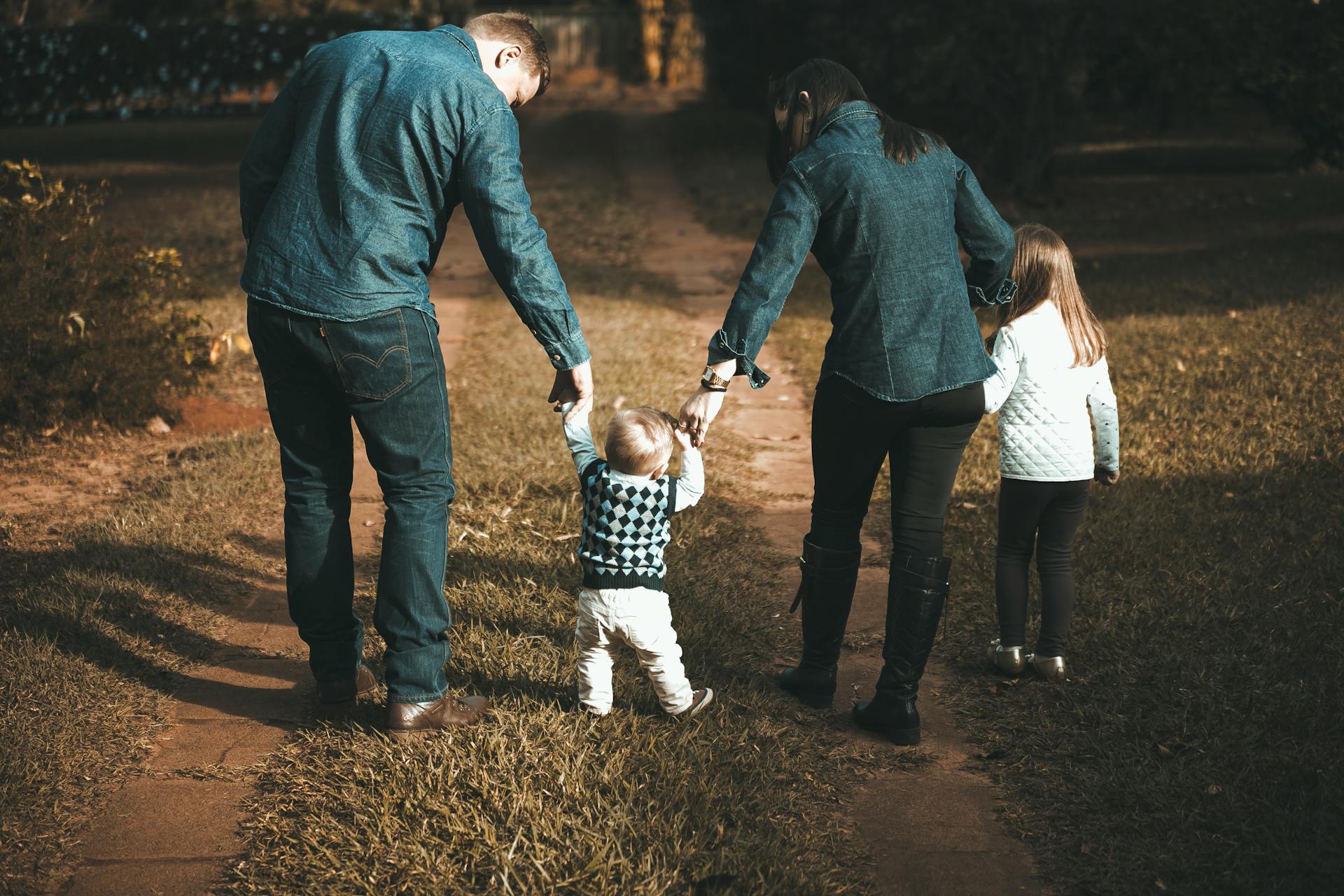 A couple walking with their children | Source: Pexels