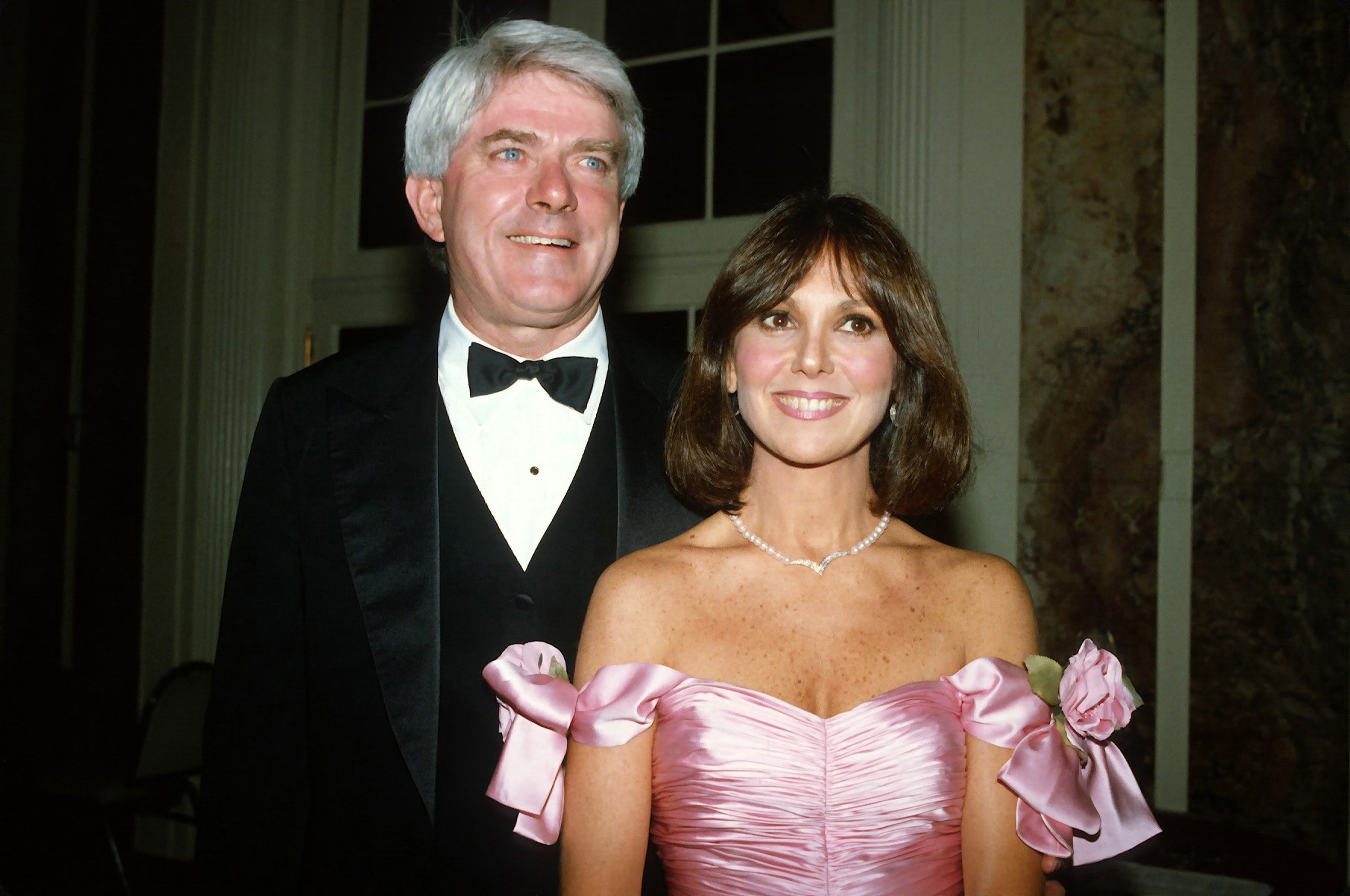 Phil Donohue and Marlo Thomas pose for a photograph at Gloria Steinem's 50th birthday celebration May 23, 1984 in New York City | Photo: GettyImages