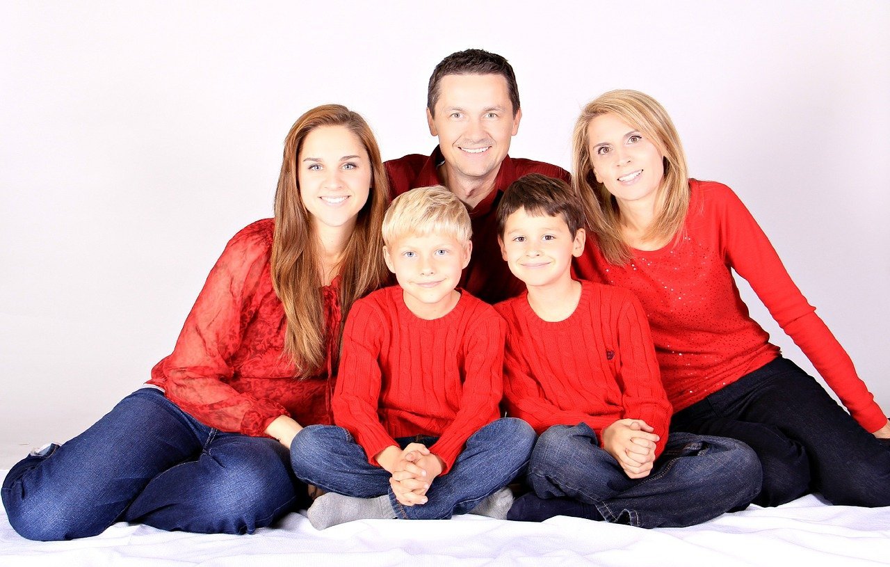 Familia posa para una fotografía. | Foto: Pixabay