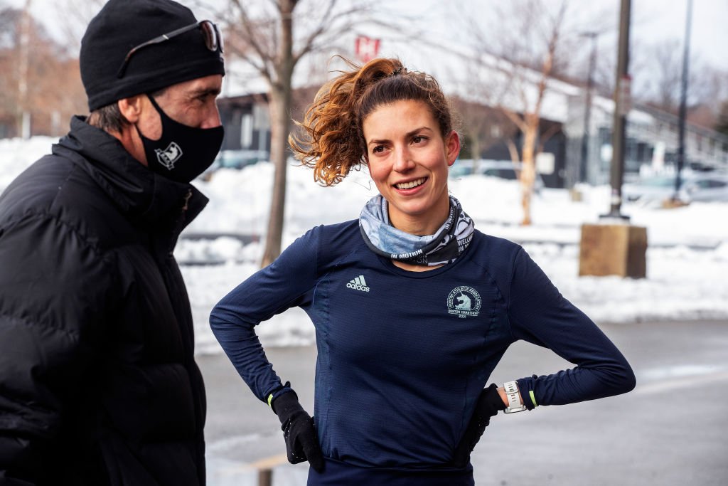 Dana Giordano vom High Performance Team der Boston Athletic Association unterhält sich am 3. Februar 2021 in Boston mit Mark Carroll, BAA High Performance Head Coach. (Foto von Stan Grossfeld) I Quelle: The Boston Globe via Getty Images
