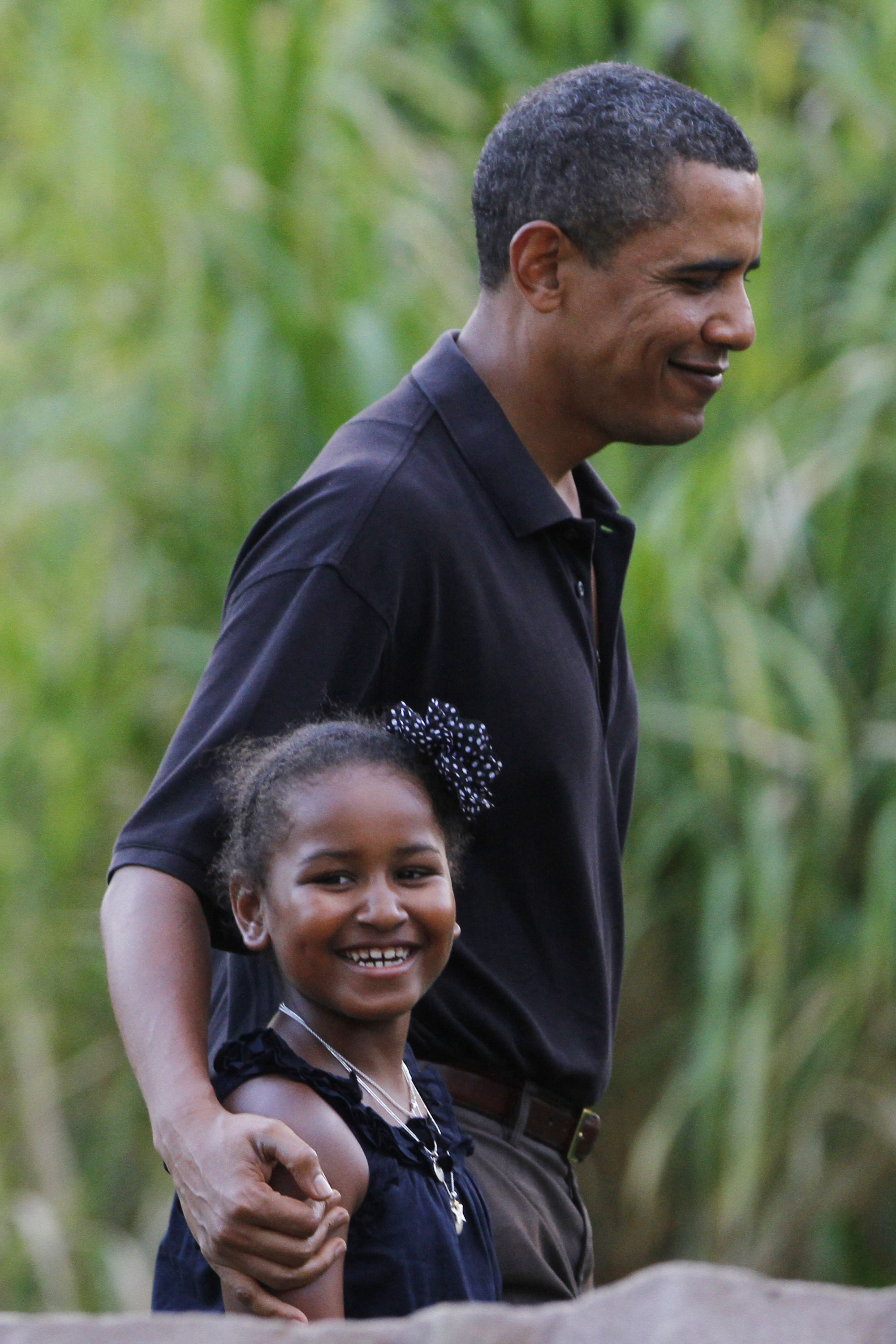 Barack and Sasha Obama walk through a zoo in Honolulu, Hawaii on January 3, 2009. | Source: Getty Images
