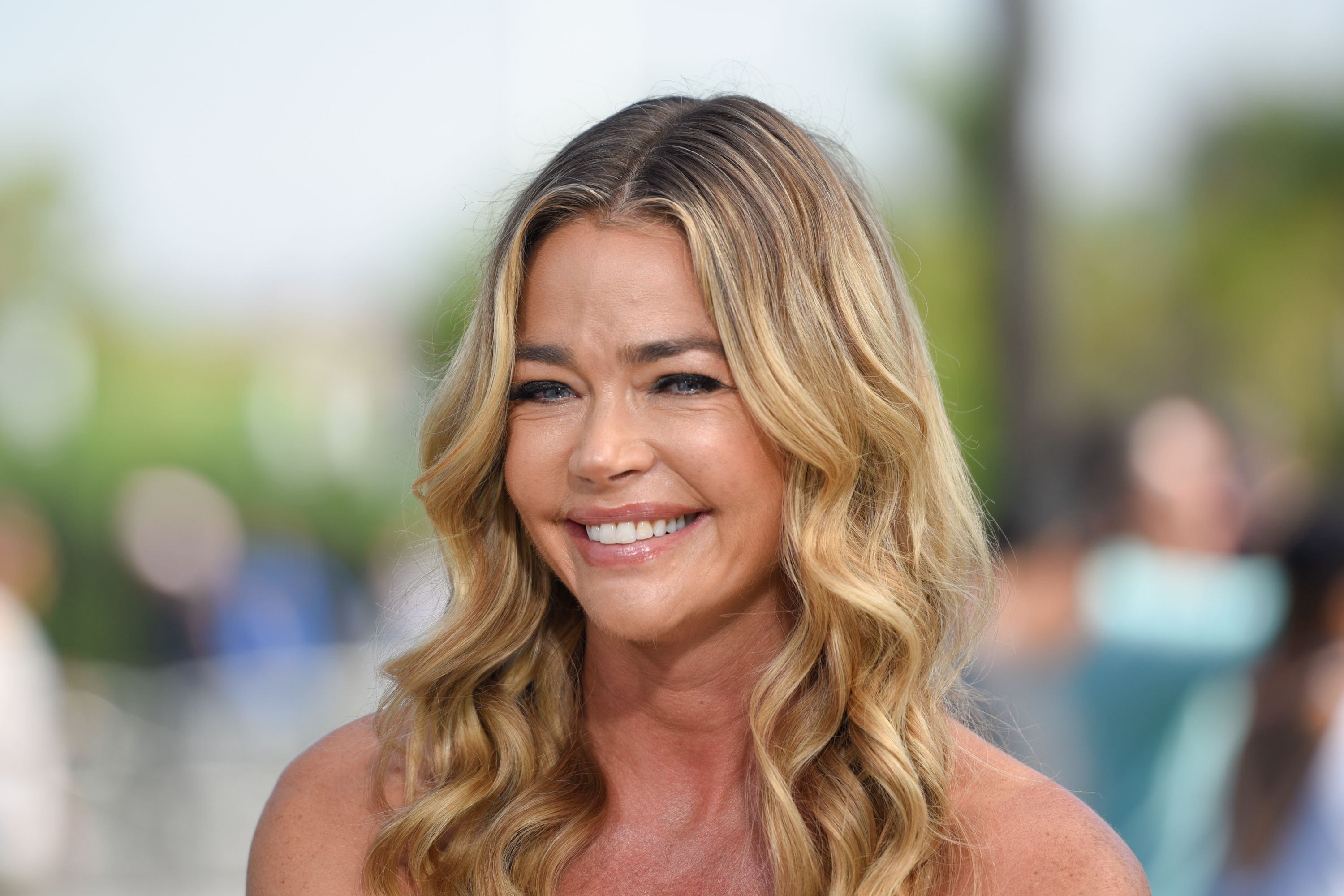 Denise Richards during "Extra" at Universal Studios Hollywood on August 13, 2018 in Universal City, California. | Source: Getty Images