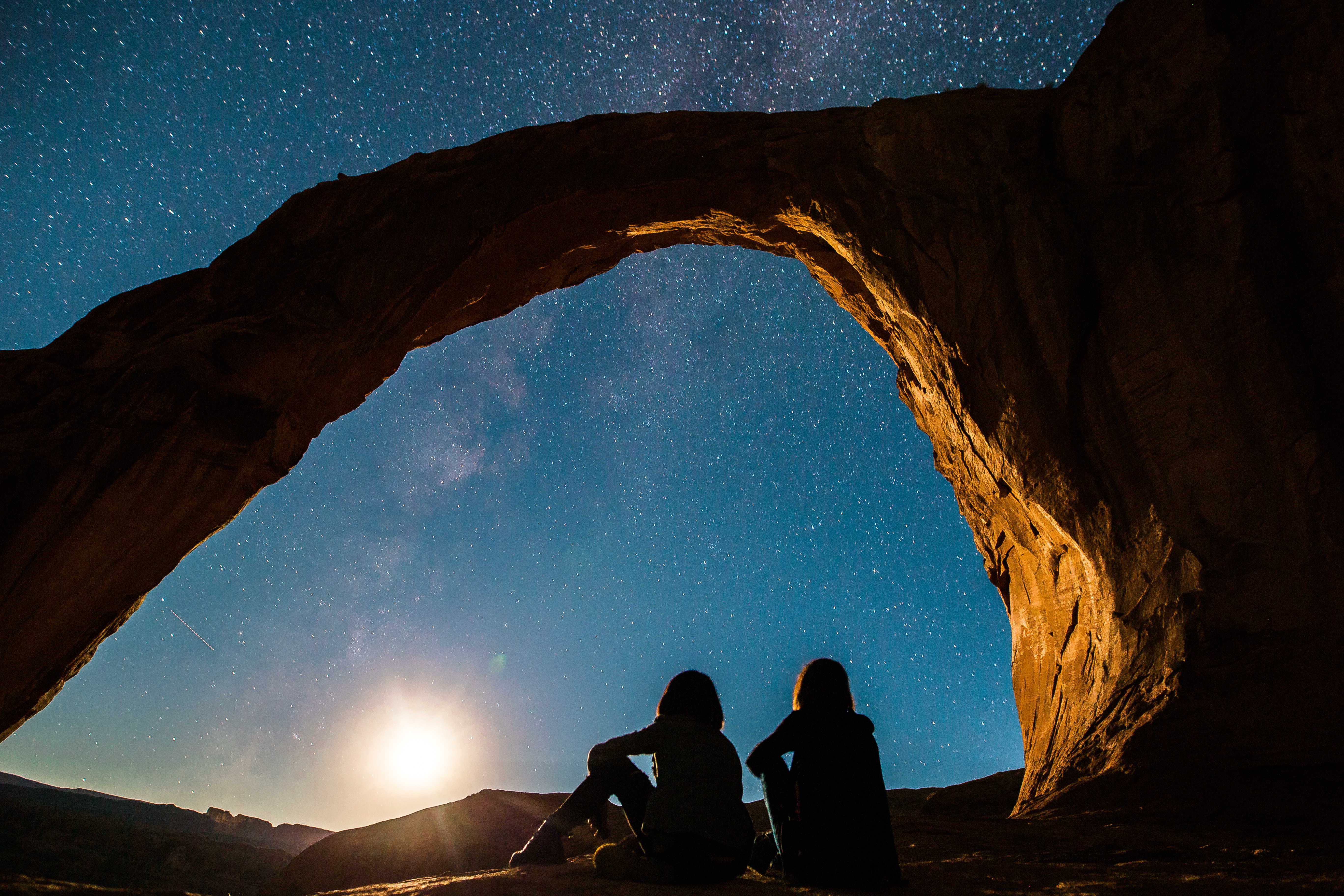 A couple gazing at the stars. | Source: Unsplash
