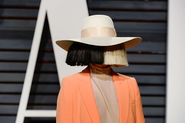 La chanteuse Sia participe à la soirée des Oscars 2017 de Vanity Fair. | Photo : Getty Images. La chanteuse Sia participe à la soirée des Oscars 2017 de Vanity Fair. | Photo : Getty Images.