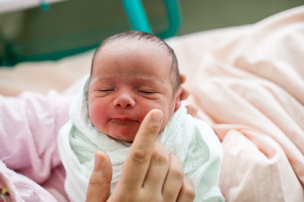 Bebé recién nacida. │Foto: Freepik