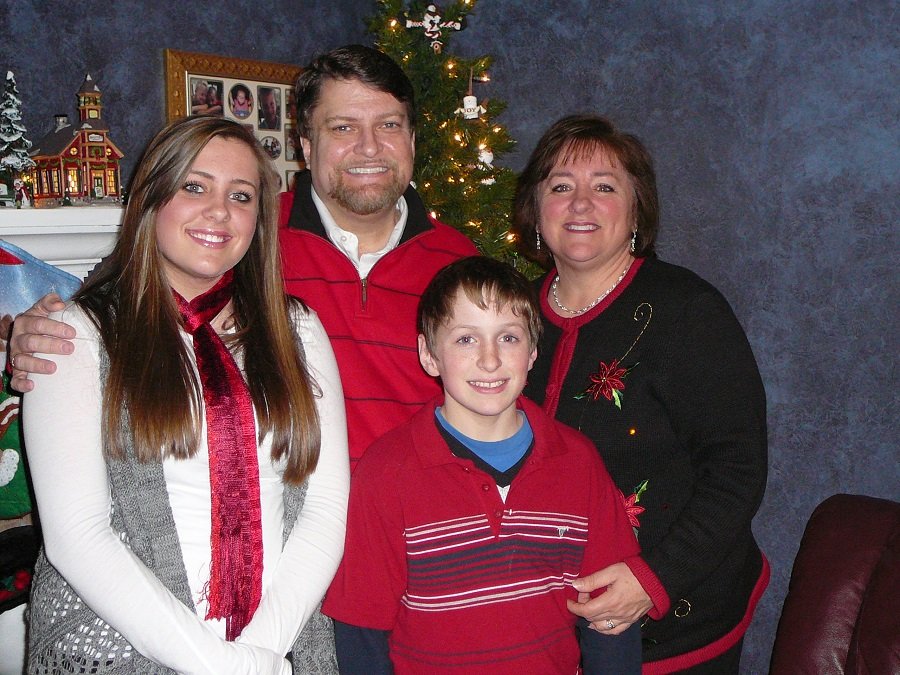 Breast cancer survivor Connie Flynn and her family | Photo: Courtesy of Connie Flynn
