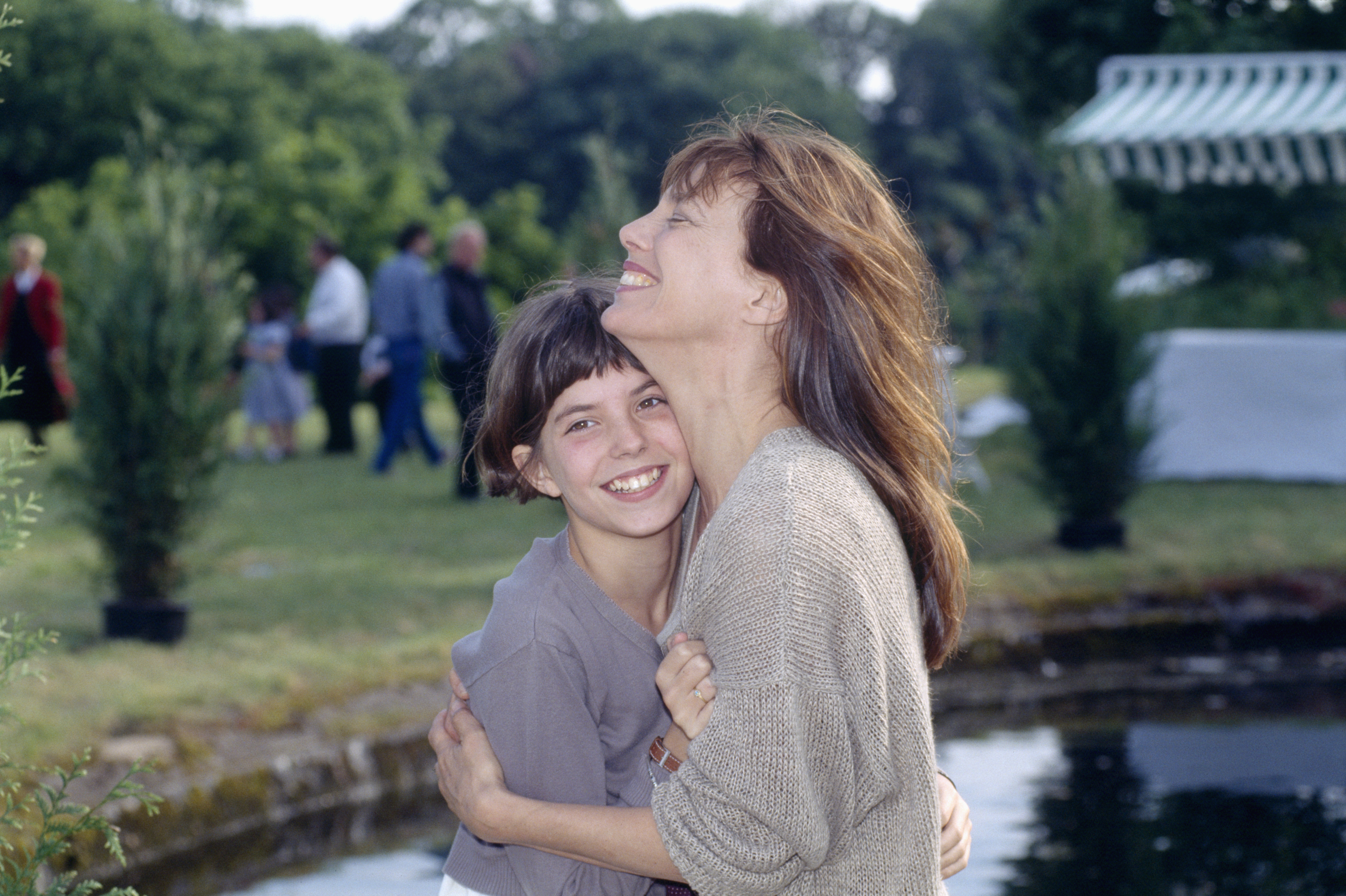 French actress Lou Doillon with her mother, British actress and singer Jane Birkin, on the set of the film Les Cent et Une Nuits de Simon Cinema. | Source: Getty Images