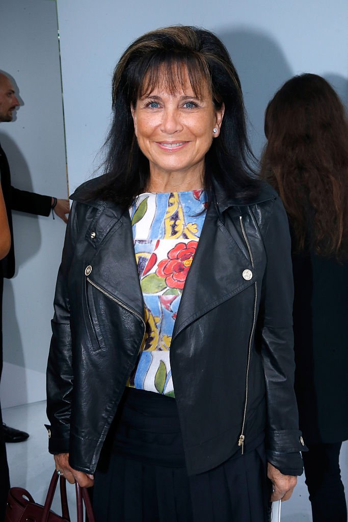 Anne Sinclair assiste au défilé Chanel dans le cadre de la Fashion Week de Paris Printemps / Été 2016. | Photo : Getty Images