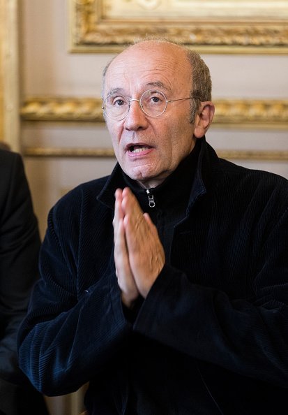 Philippe Geluck s'adresse aux médias à l'occasion d'une action de grève des étudiants. | Photo : Getty Images