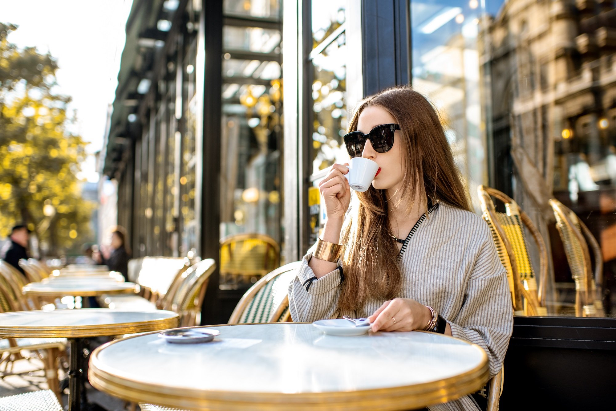 Mujer parisina tomando un café. | Foto: Shutterstock
