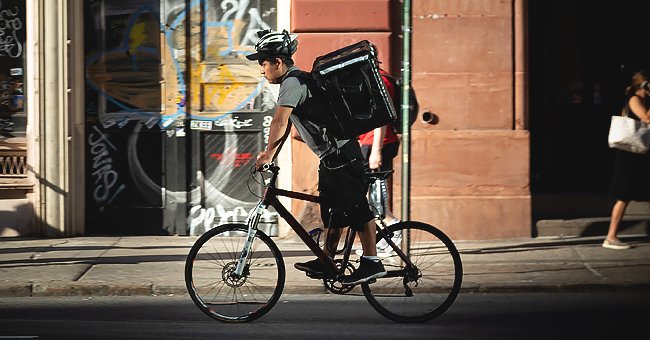 Pizza delivery driver riding his bike | Photo: unsplash.com/pcklopf 