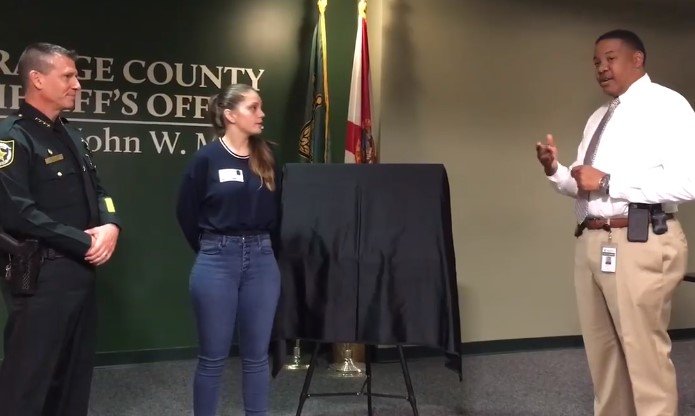 Samantha Rodriguez recevant la voiture qui lui a été donnée par la communauté de Floride | Photo : Facebook/ Orange County Sheriff's Office, Floride Samantha Rodriguez recevant la voiture qui lui a été donnée par la communauté de Floride | Photo : Facebook/ Orange County Sheriff's Office, Floride