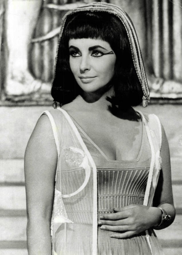 A portrait of Elizabeth Taylor as Cleopatra in the movie "Cleopatra" taken during 1963. | Photo : Wikimedia Commons